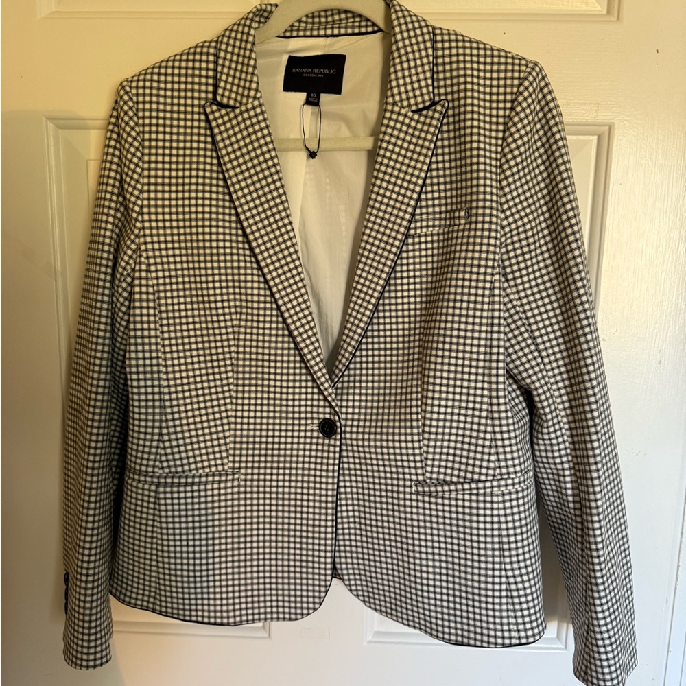 Banana republic black and white  suit with black piping  - size 10